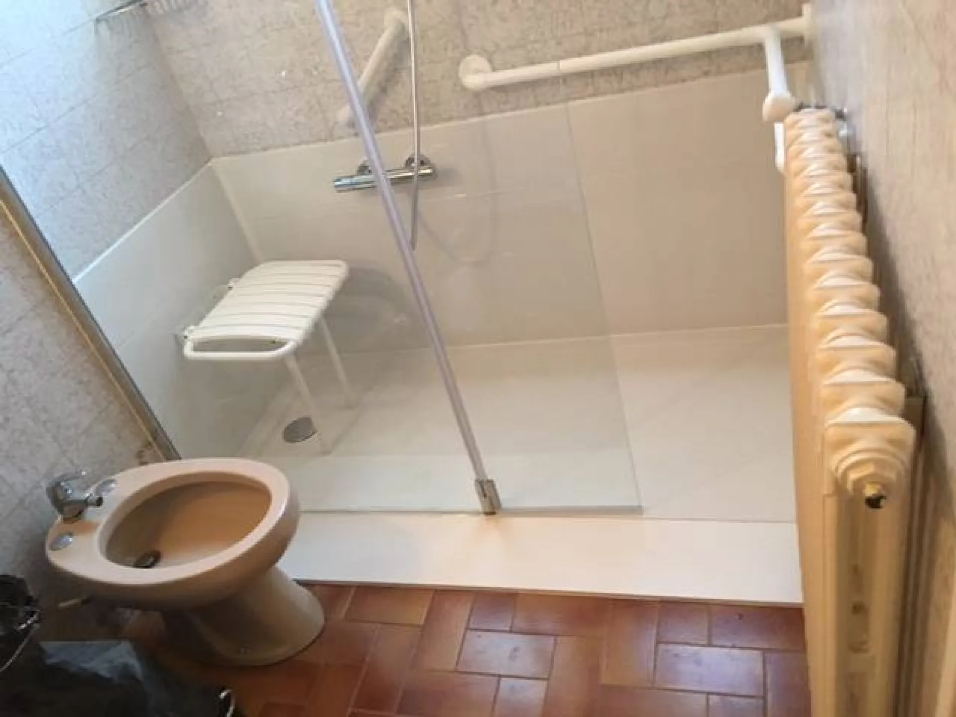 Remplacement d'une baignoire par douche sécurisée pour sénior à Meylan, Isère (38)