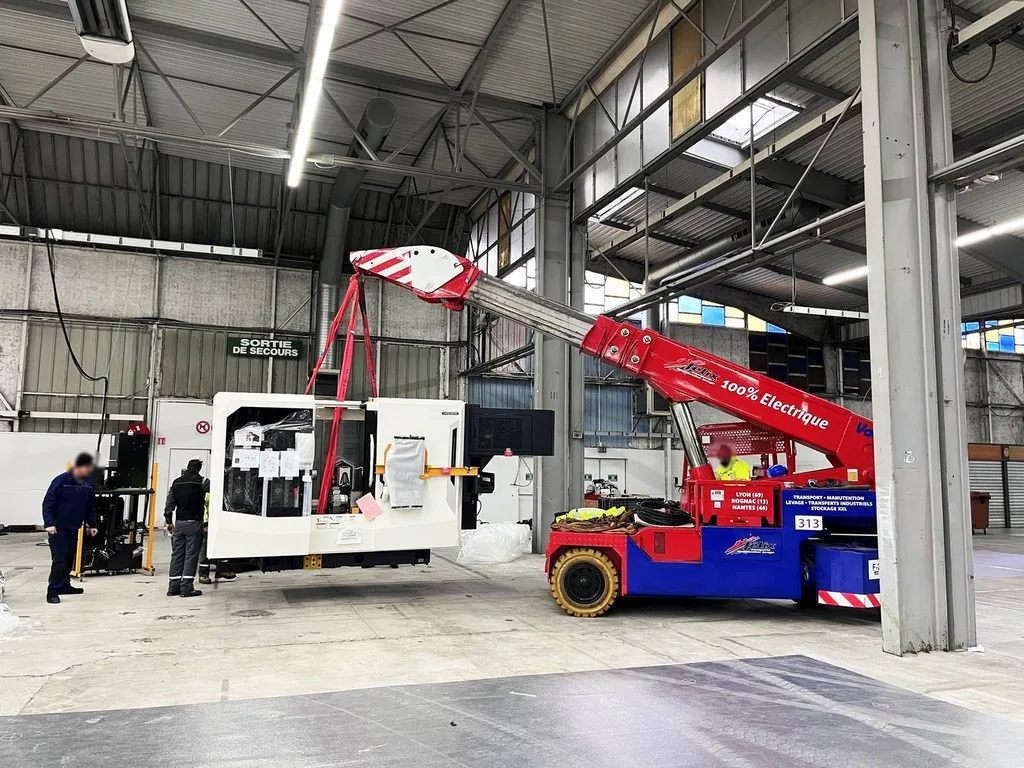Mise en place d'une machine sur stand à l'aide d'une grue électrique VALLA 25T
