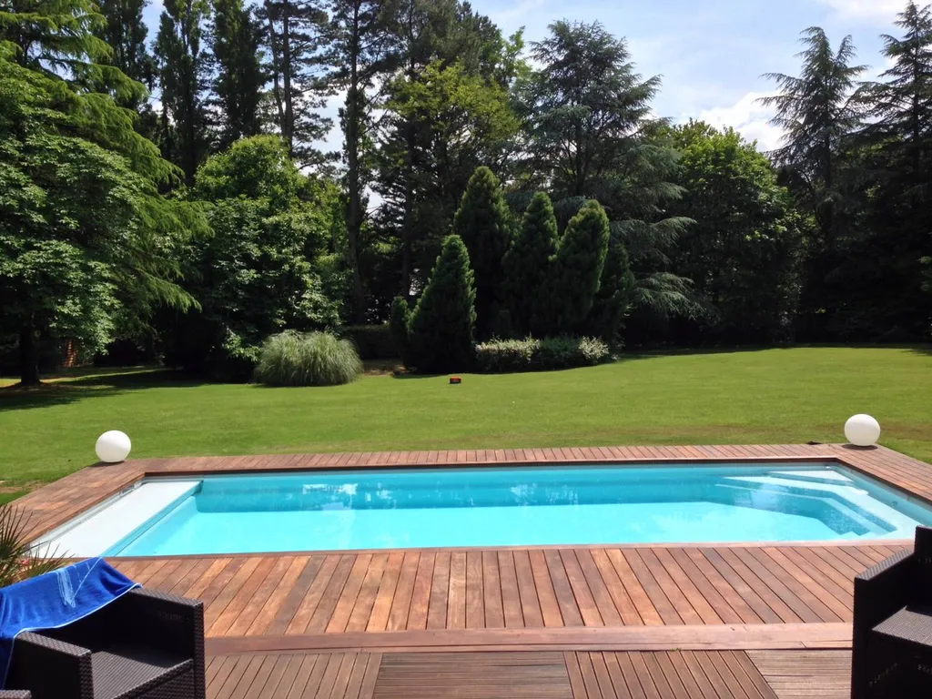 piscine dans pelouse avec planches