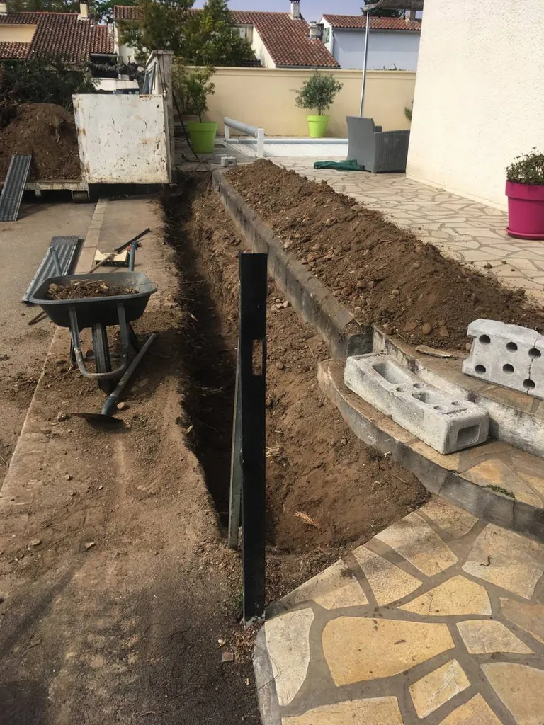 Modification d'une clôture pour une maison individuelle à Grans - réalisation des fondations