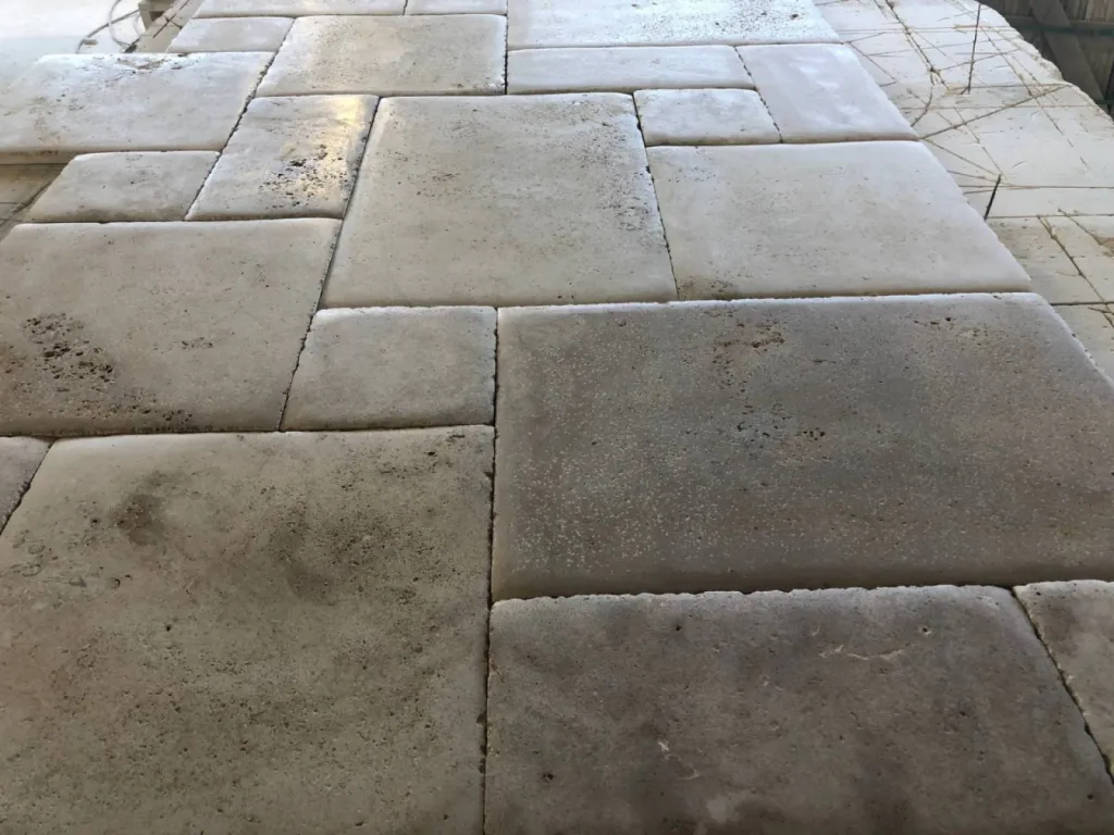 Opus Romain French Limestone Roche d’Or © finition et patine d'antan, dallage haut de gamme