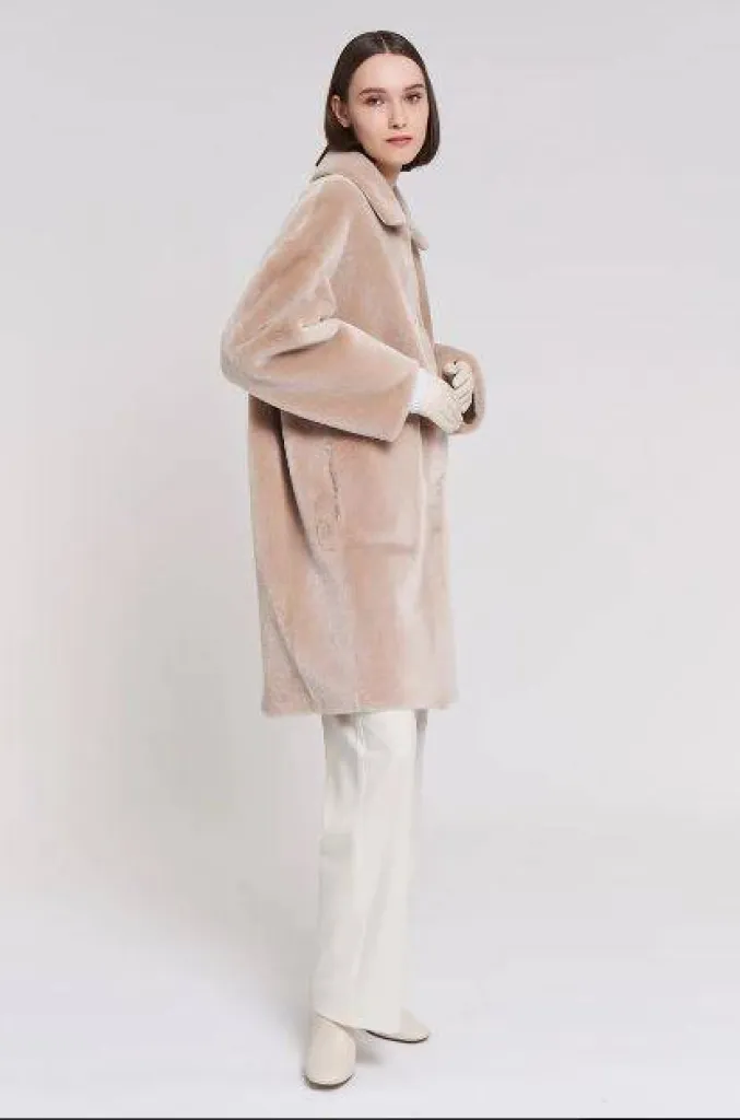 La collection automne-hiver 2024 Manzoni 24, des vêtements intemporels, chics et élégants.