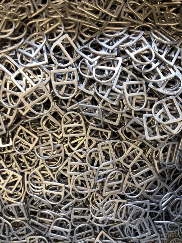 Traitement chimique de pièce en acier inoxydable étape 1 de dégraissage qui permet la suppression des corps gras sur l'inox étape 2 de décapage permettant la décontamination en surface des pièces en inox et ensuite étape 3 la passivation pour recréer la c