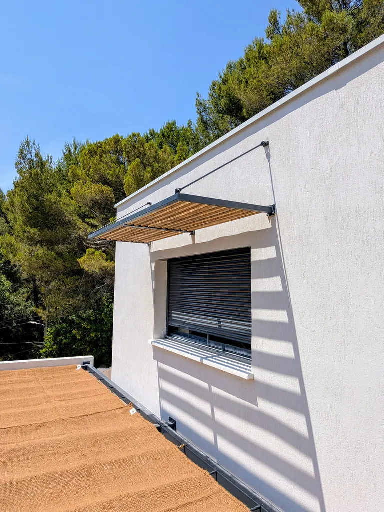 Claustra brise-soleil en acier et bois Douglas à Bouc-Bel-Air