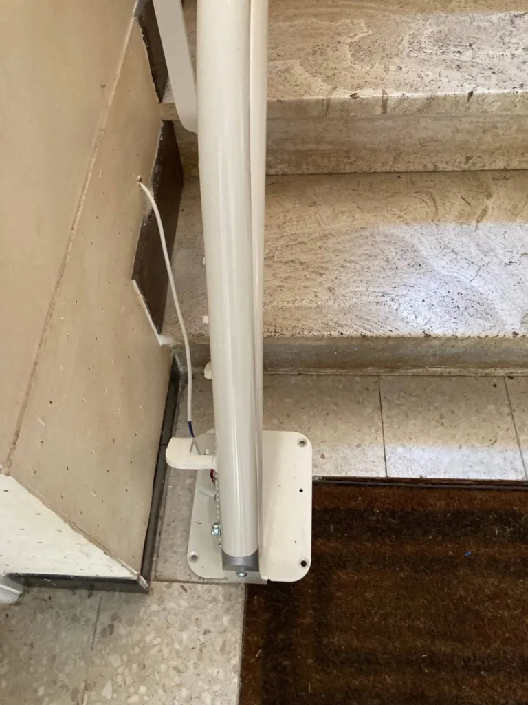 Départ plongeant facilitant les accès au bas de l'escalier pour ce fauteuil monte-escaliers OTOLIFT près de Toulon