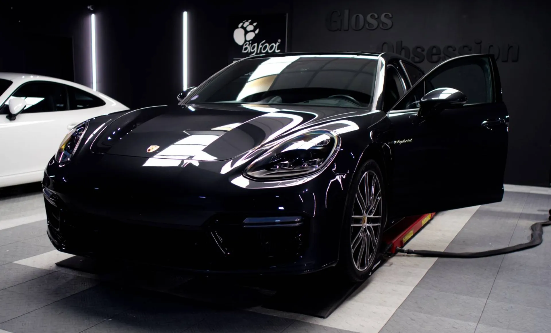 Protégez Votre Porsche Panamera avec le Traitement Céramique Gtechniq Crystal Serum Ultra près de Vannes (56890)