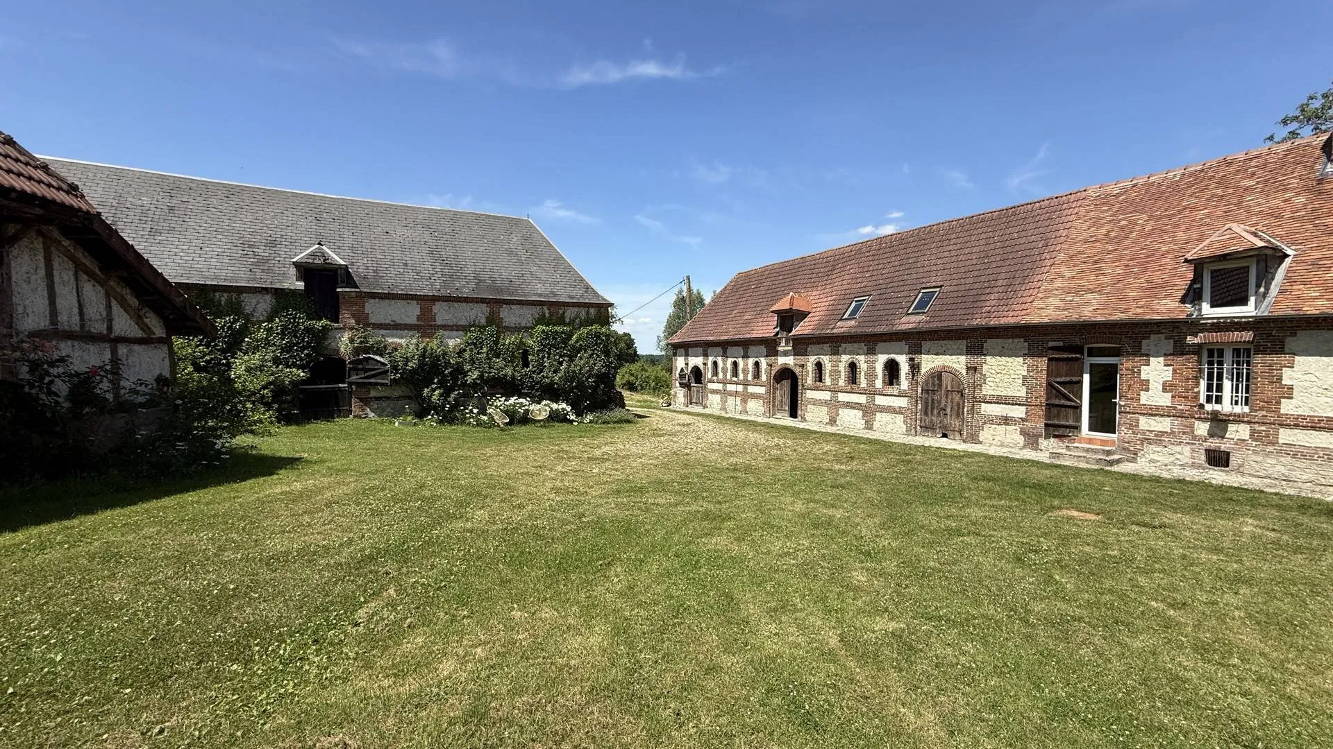 SOUS OFFRE Corps de ferme typique sur 10 ha à seulement quelques minutes de Forges-les-Eaux 76 NORMANDIE