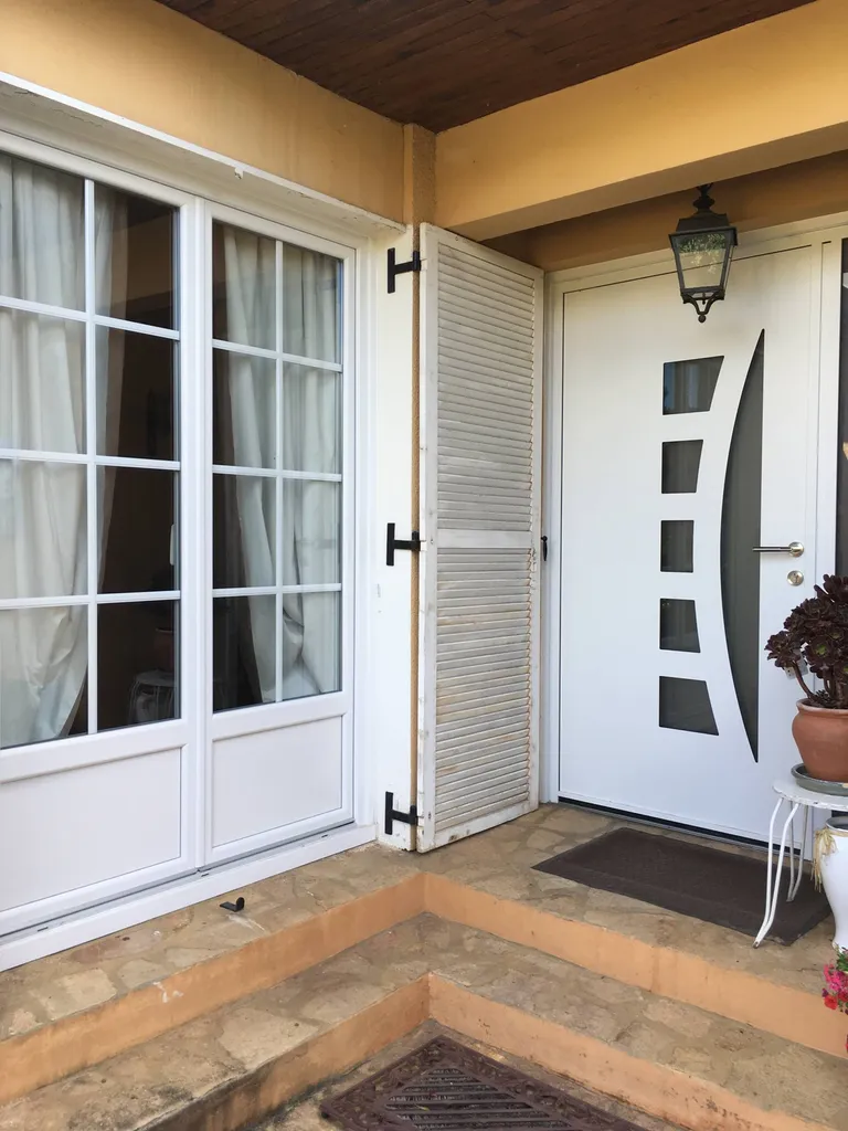 installation porte alu blanche serrure 5 points anti dégondage à lacenas proche de villefranche