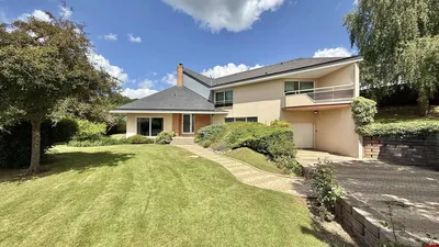 À vendre à Saint-Saëns : maison d’architecte de 200 m² : Un bien rare, lumineux et spacieux, à deux pas du centre-ville.