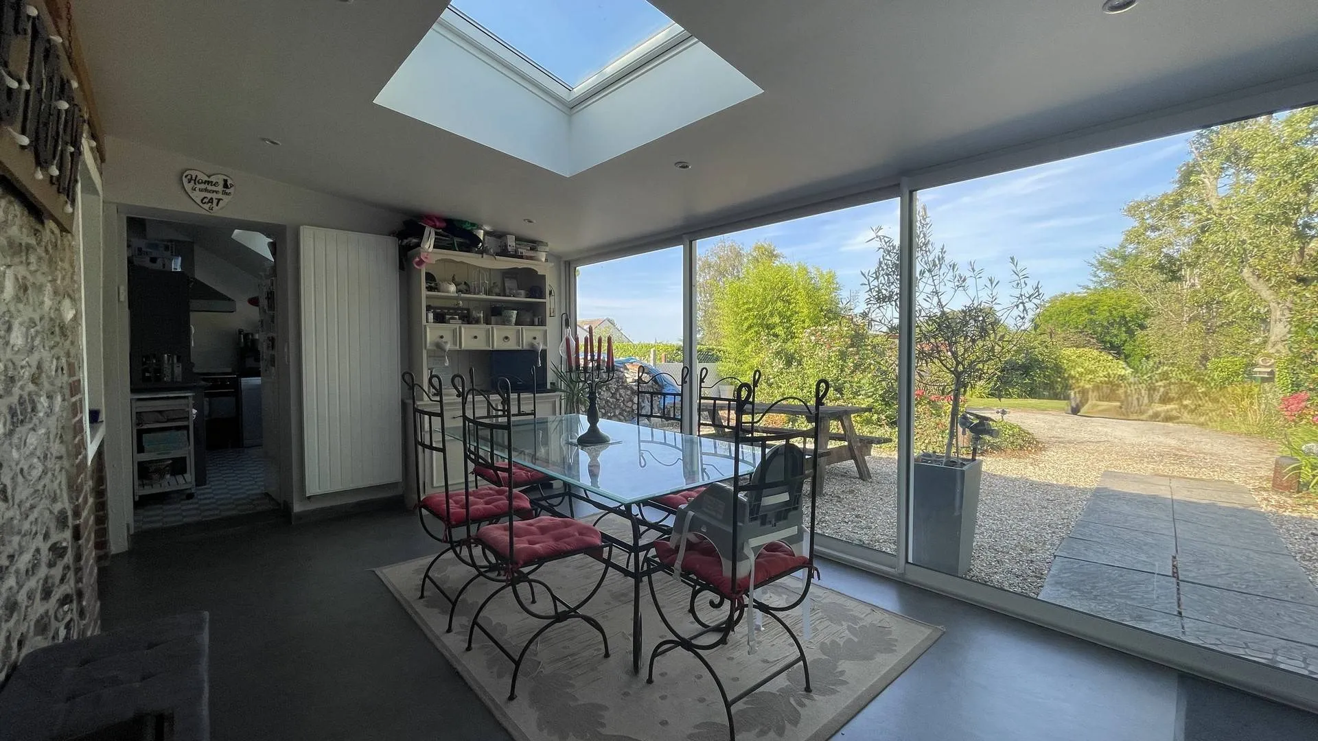 Longère mitoyenne située à Hautot-sur-Mer, d’une superficie habitable d’environ 73 m² et d’environ 91 m² au sol, bâtie sur son terrain de 711 m², Seine Maritime 76.