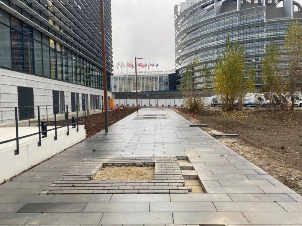 Pose de dalle pour voie d'accès à Wacken CLK 