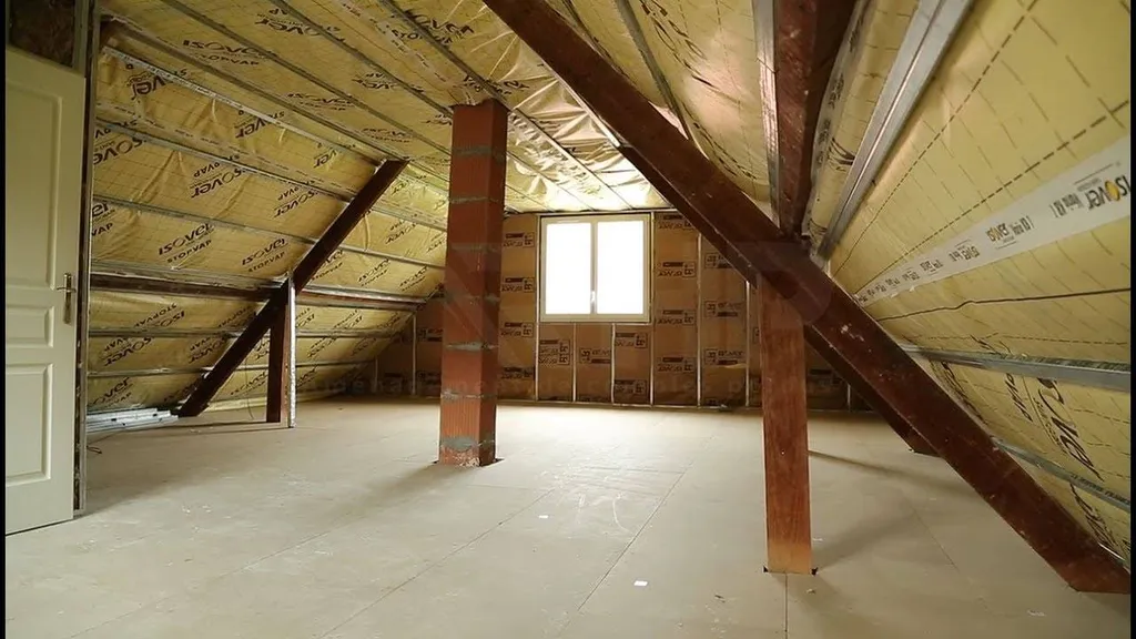 Isolation des combles aménagées en laine de verre à Tain l'Hermitage