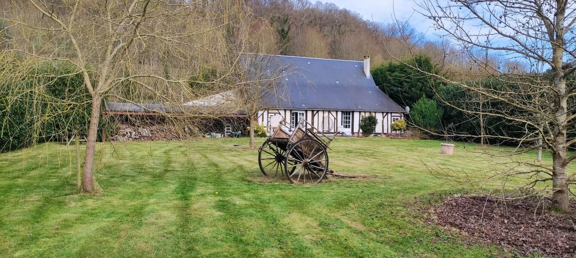 À 9 minutes de Lisieux (14100) et 40 minutes de Deauville (14800), authentique maison normande à colombages de 153 m² offrant une vie de plain-pied.