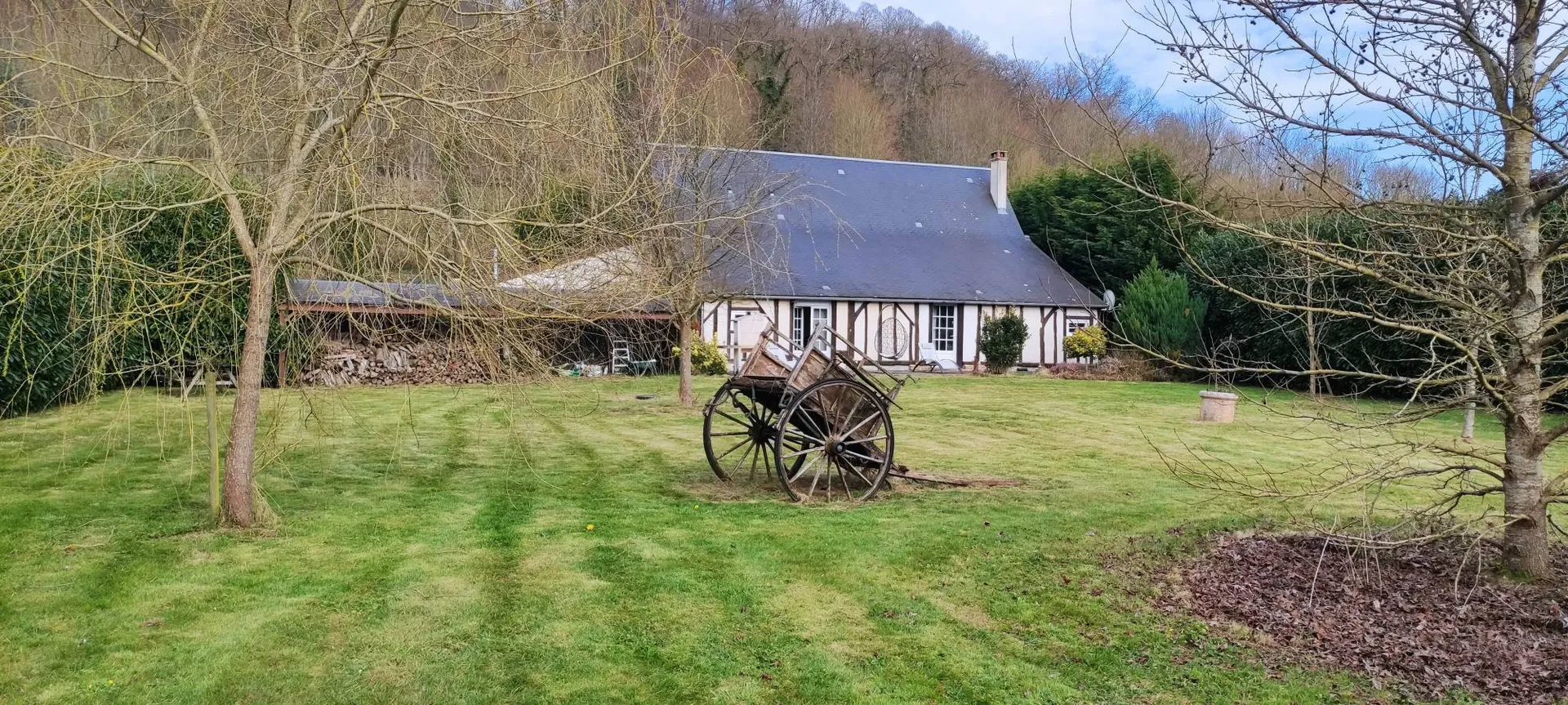 À 9 minutes de Lisieux (14100) et 40 minutes de Deauville (14800), authentique maison normande à colombages de 153 m² offrant une vie de plain-pied.