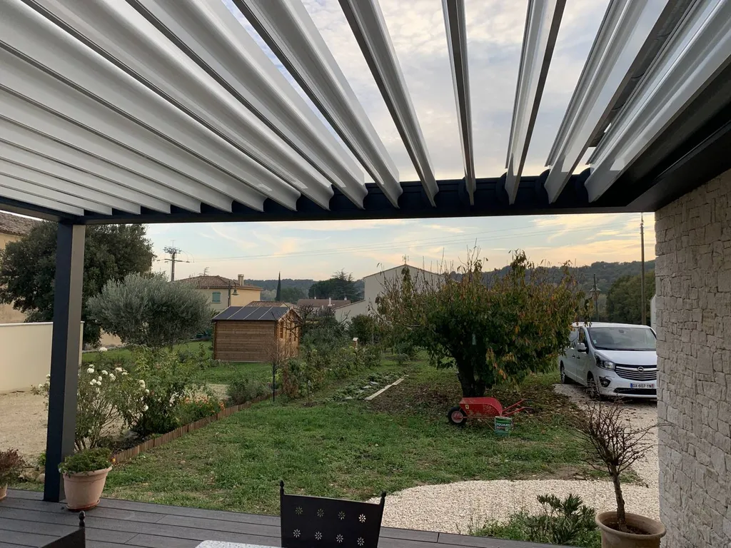 Installation d’une pergola bioclimatique sur mesure près de Montpellier sur la commune des Matelles