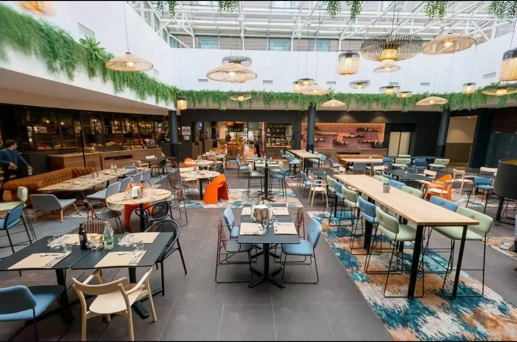 Idées de décoration design et tendance pour les hôtels sur Toulouse - toiles tendues acoustiques blanches ARTOLIS by Plafonds Tendus Occitans - Toulouse