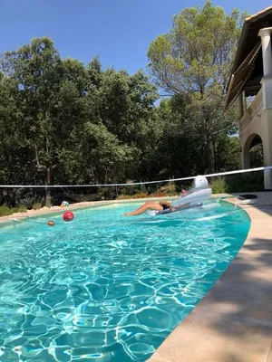 La pierre naturelle claire beige / crème, aux nuances sable et miel, est un matériau incontournable pour les projets recherchant élégance, authenticité et durabilité. Sélectionnée par FRANCEPIERRE