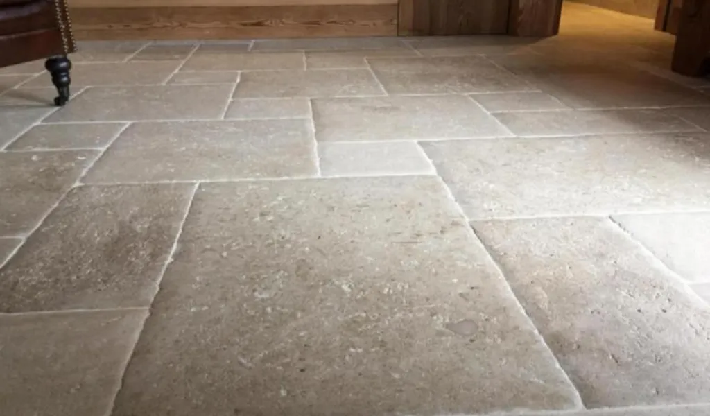 Sol intérieur en pierre au 36 rue de Bourgogne à Paris, uniquement sur rendez-vous.