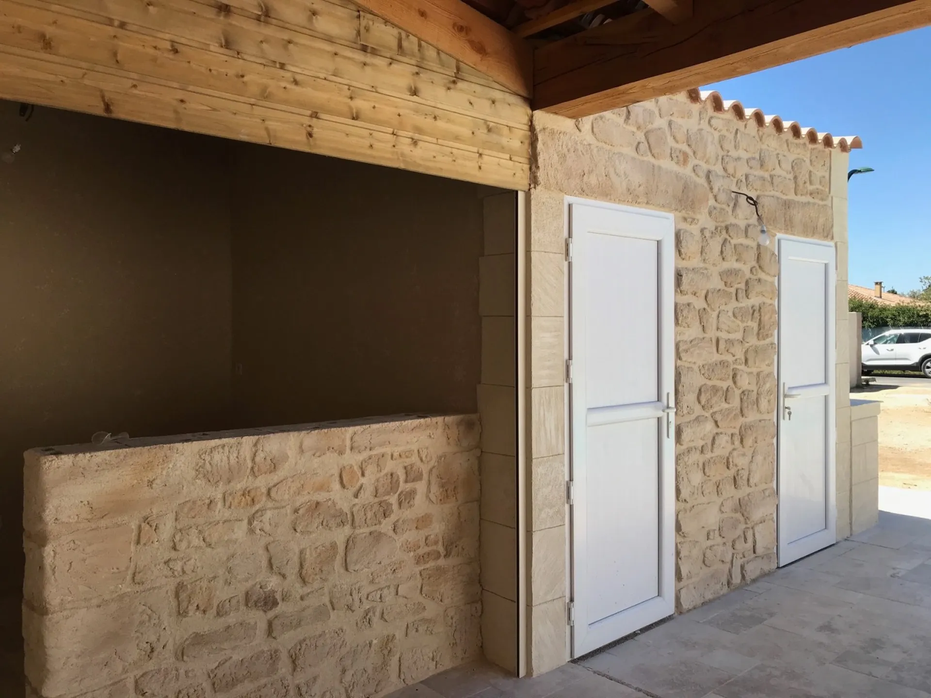 Pool House réalisé en EFFET PIERRE taillée à Lignan-sur-Orb proche de Béziers 