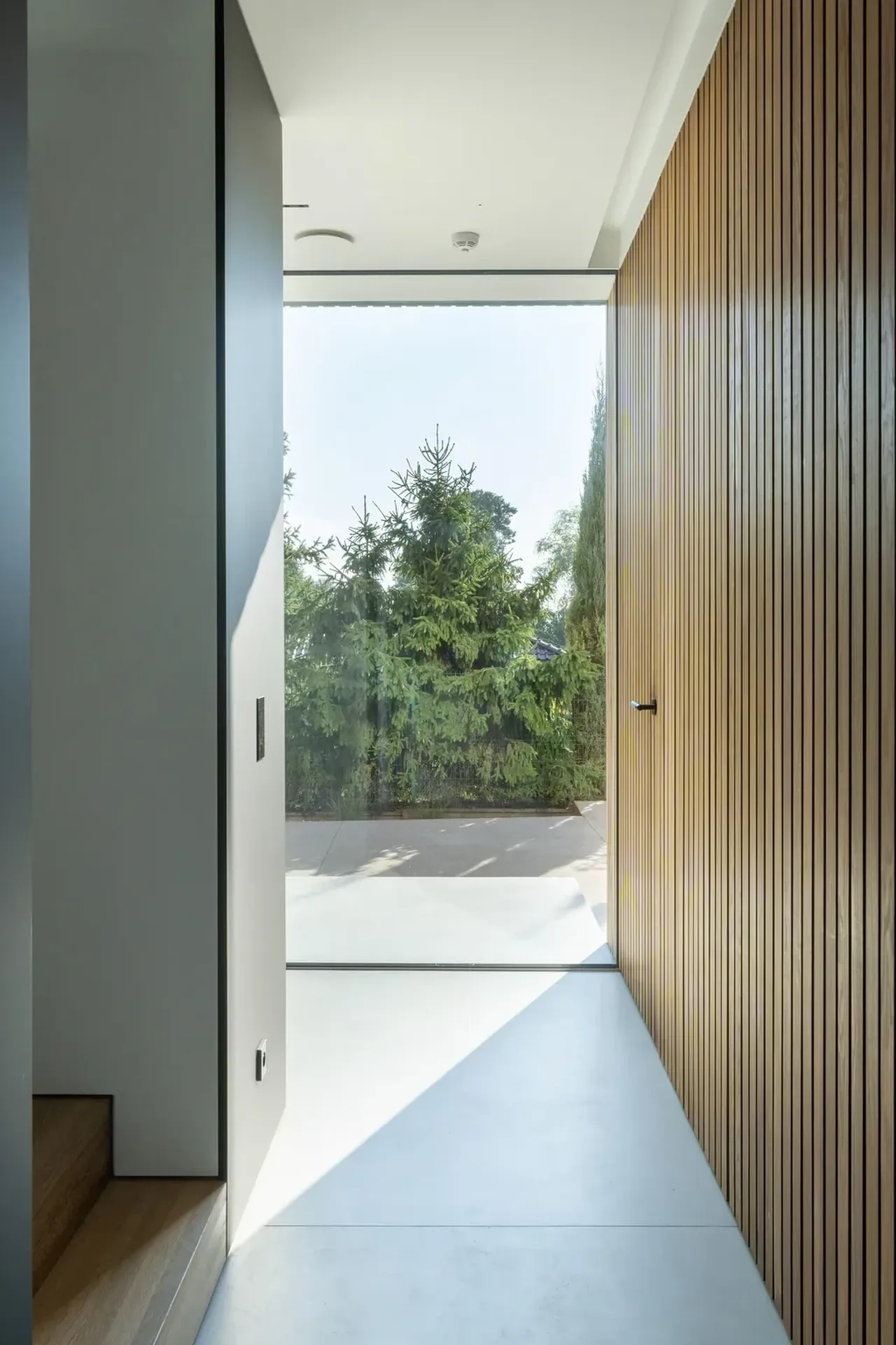 Installation d'une fenêtre fixe minimale en aluminium sur mesure près Antibes vers Juan-les-Pins avec dormant invisible