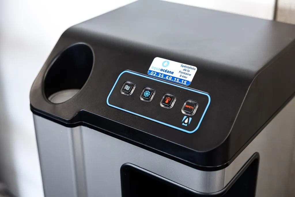 Interface tactile fontaine à eau MODELA – eau fraîche, tempérée et chaude