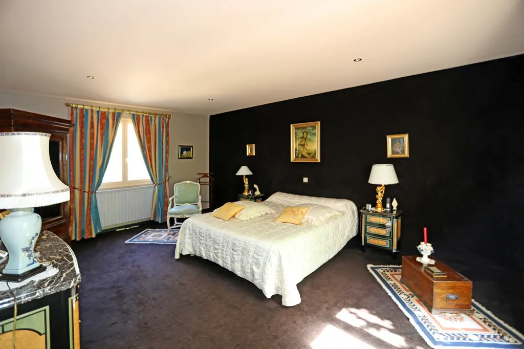 proche Avignon, propriété avec maison de gardien, piscine et parc clos.   