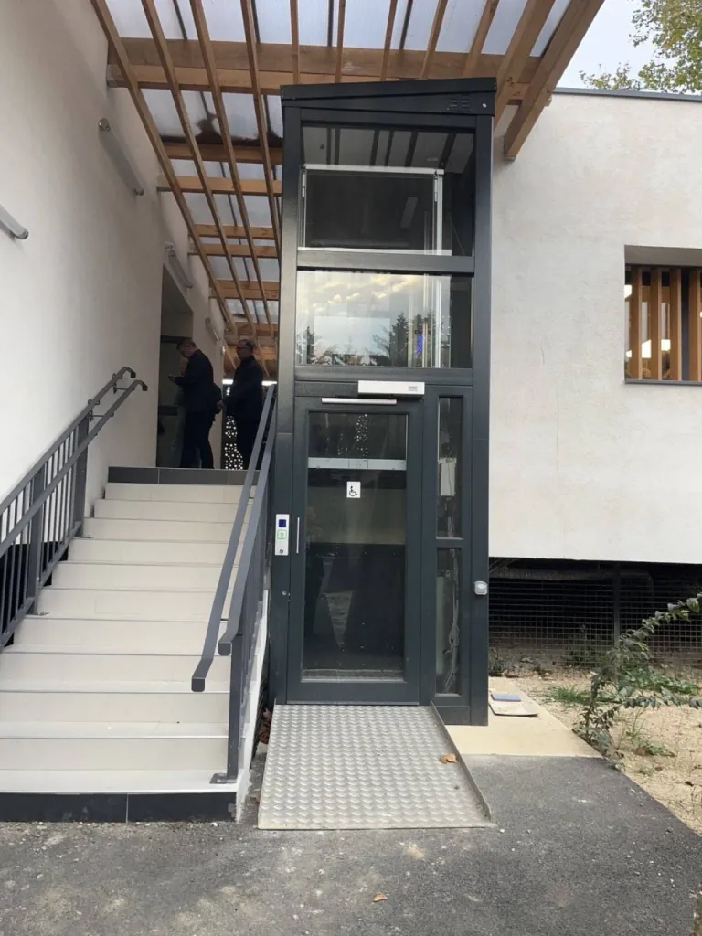 A Saint-Cannat, vue d'ensemble de l'élévateur vertical extérieur VIMEC E10 équipée d'une rampe d'accès