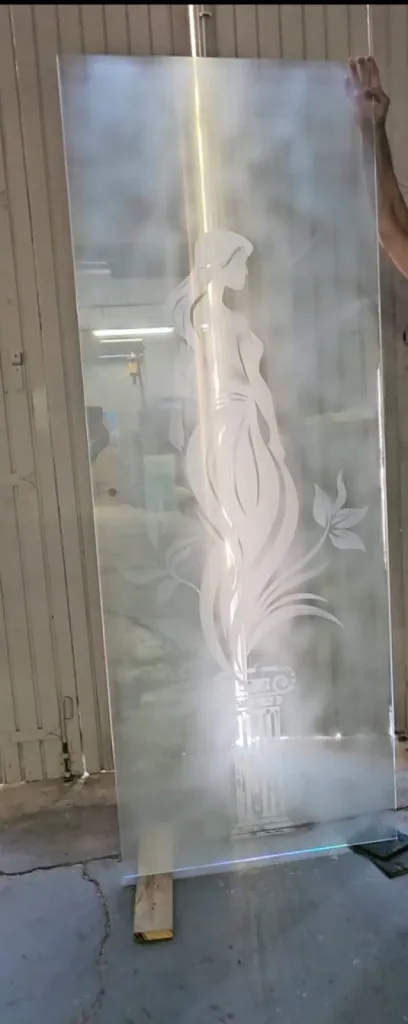 Création d’un décor personnalisé représentant une nymphe sur colonne pour une porte en verre de communication à Aubagne