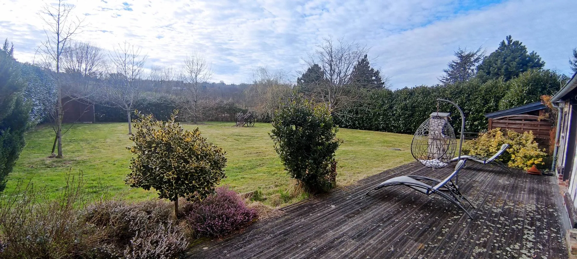 À 9 minutes de Lisieux (14100) et 40 minutes de Deauville (14800), authentique maison normande à colombages de 153 m² offrant une vie de plain-pied.