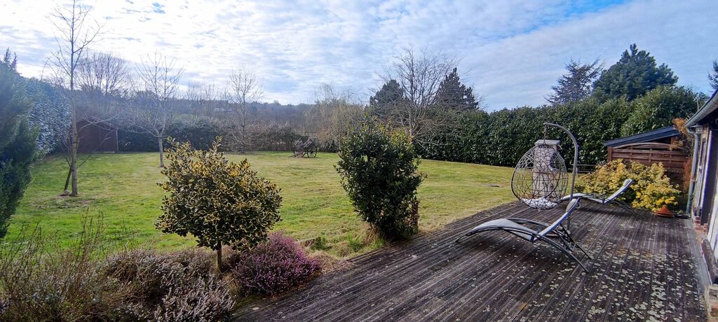 À 9 minutes de Lisieux (14100) et 40 minutes de Deauville (14800), authentique maison normande à colombages de 153 m² offrant une vie de plain-pied.