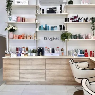 Salon de coiffure bordelais sur-mesure, alliant élégance et fonctionnalité, par l’Atelier D. architecte d’intérieur à Bordeaux.