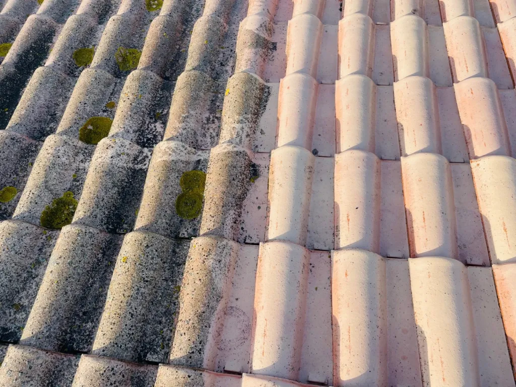 Nettoyage et traitement des tuiles mécaniques Romane d’une toiture de maison près d’Aix en Provence.