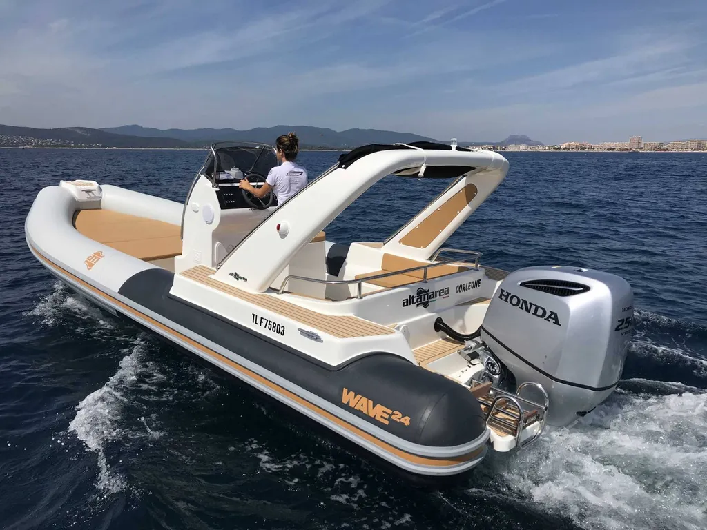 Vente de bateaux pneumatiques à moteur Altamarea en Martinique