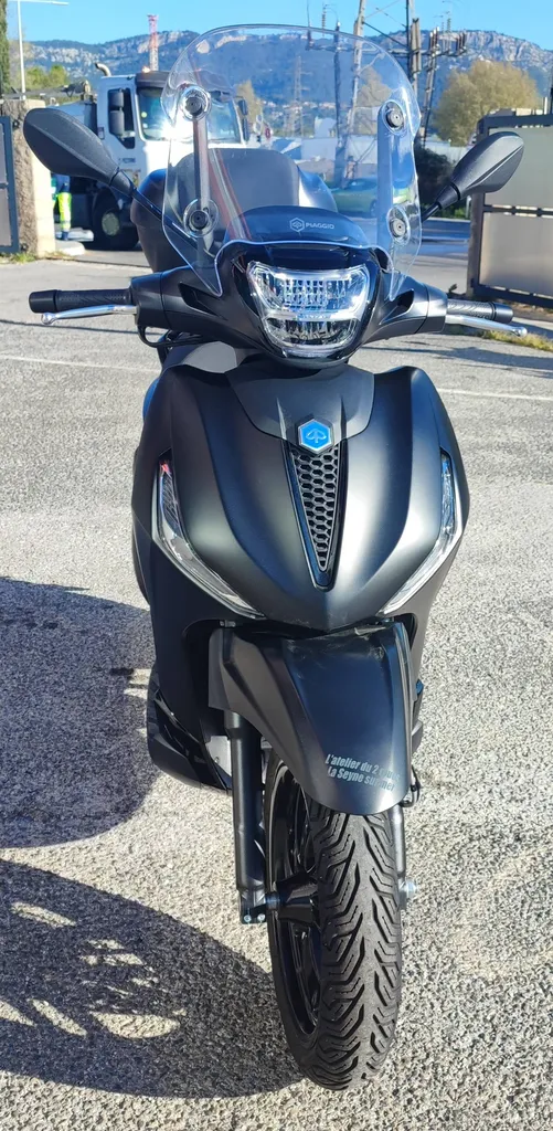 PIAGGIO BEVERLY DEEP-BLACK 300 DU 11/2023 AVEC 3000 KM.