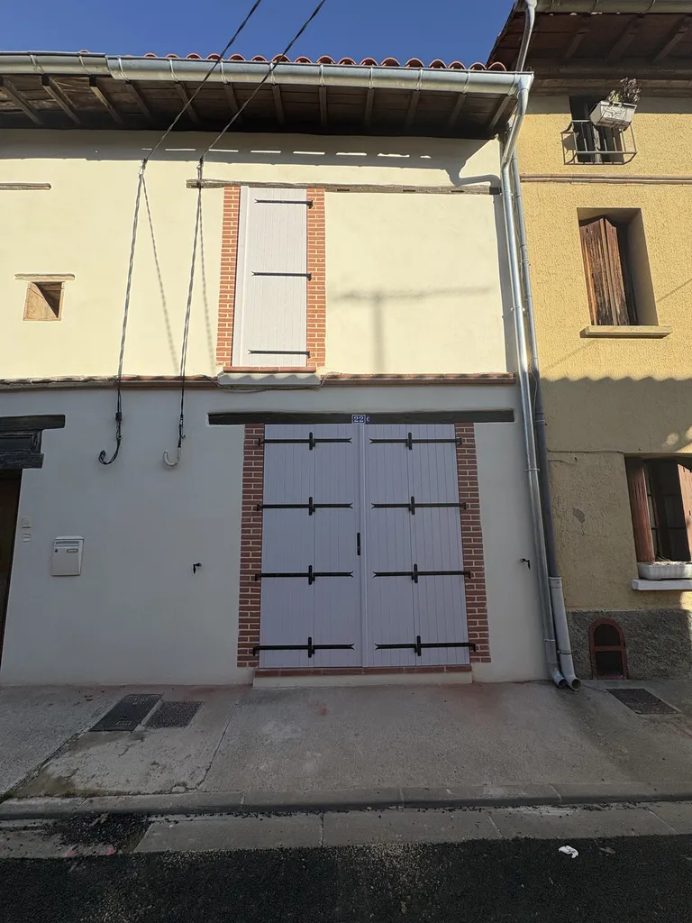 Installation de porte fenêtre et fenêtre sur mesure en PVC couleur blanc avec volets assorti chez un particuliers à Toulouse