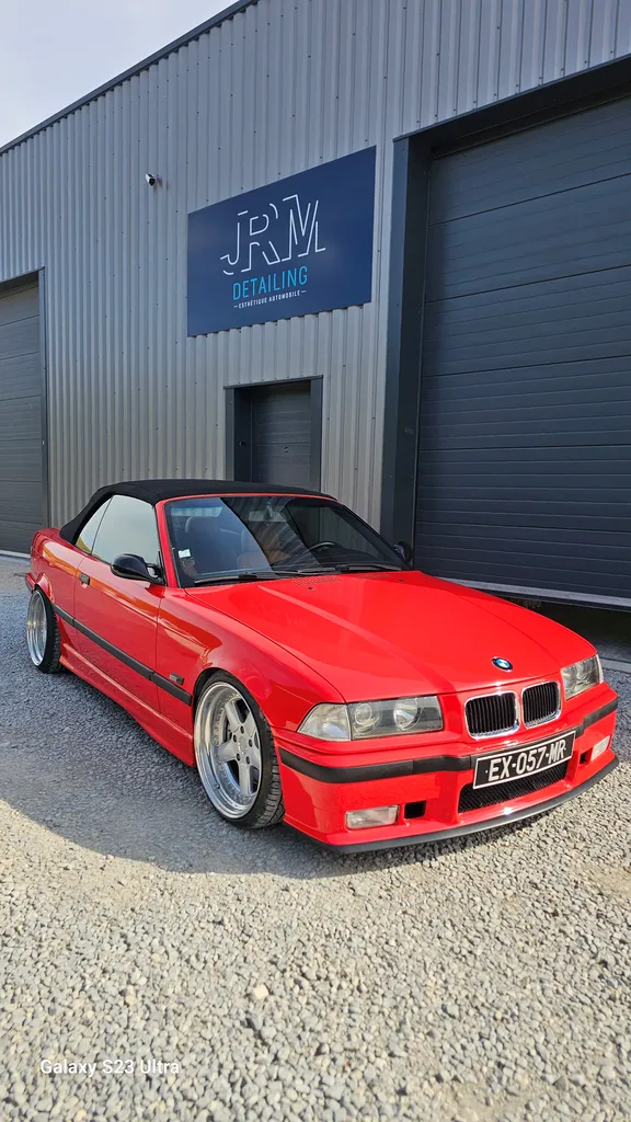 Covering complet BMW M3 E36 Cabriolet à Saint-Vit : finition rouge brillant, céramique Infinite et vitres teintées