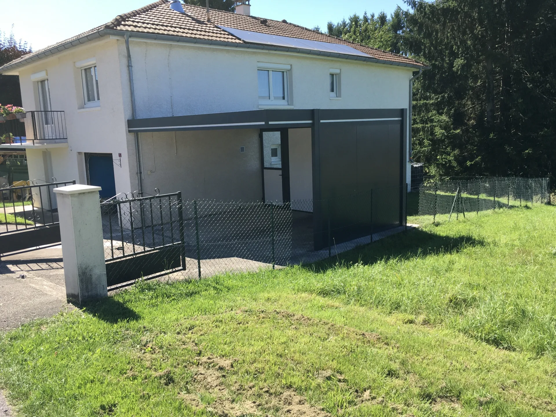 Installation d'un carport en aluminium pour deux voitures de 5.50 m x 5.50 m attenant à la maison à Clairegoutte près de Lure