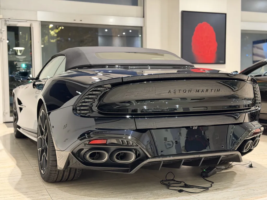 Aston Martin Vanquish Volante Pose de film PPF haut de gamme à Lyon Proche Tassin la demi lune 