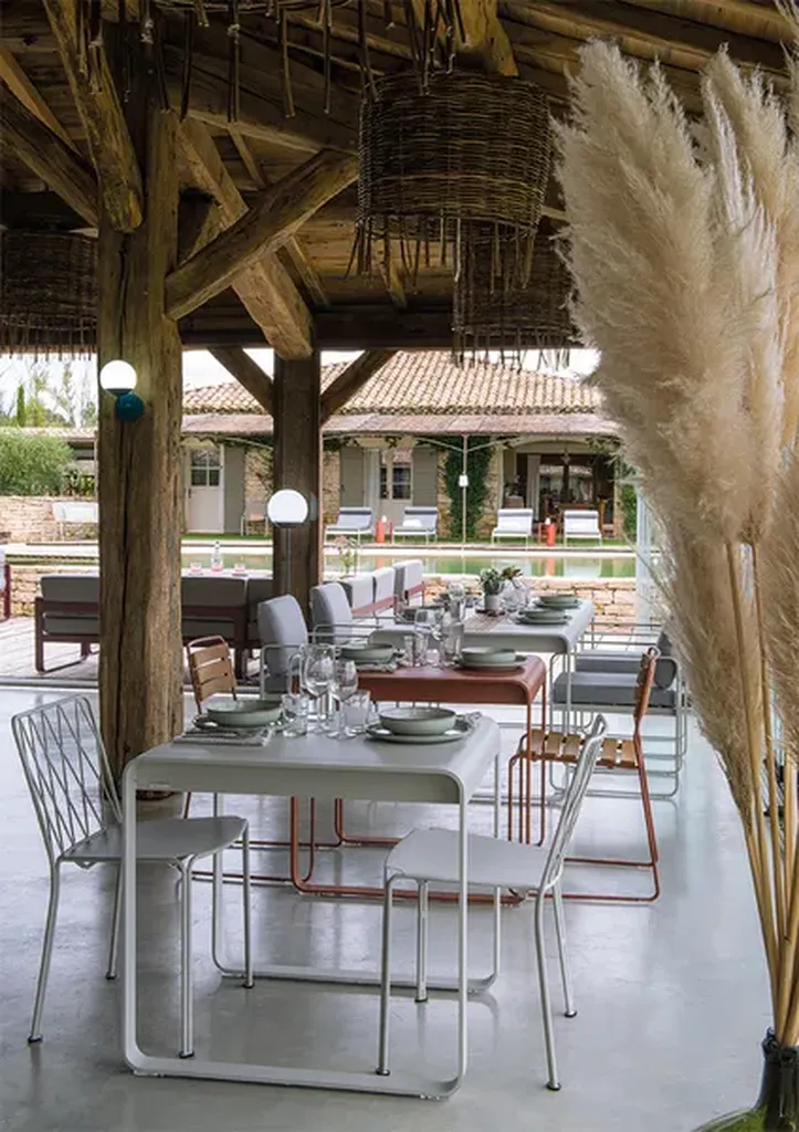 Gamme Kintbury extérieur – mobilier acier design élégant et empilable à Aix-en-Provence, Région PACA pour terrasses restaurants et espaces professionnels haut de gamme