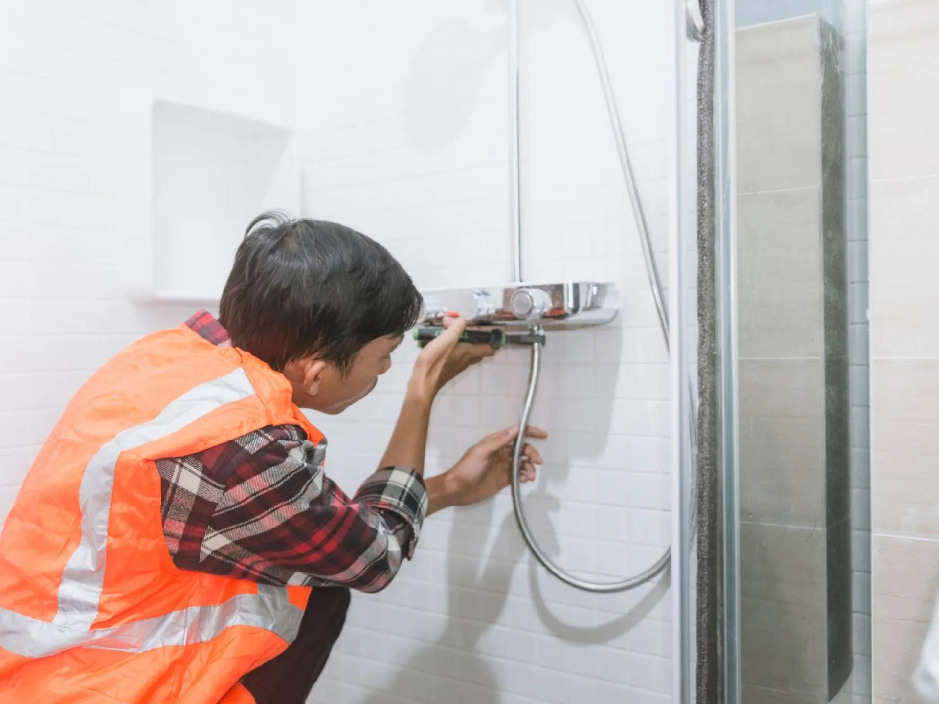 Entreprise du bâtiment rénovant une salle de bain avec douche à Hyères dans le Var