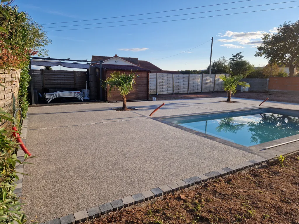Conception et aménagement d'une terrasse plage de piscine a Villerest