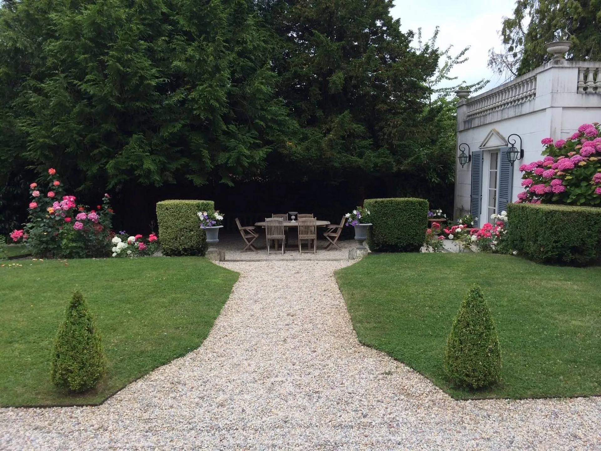 A vendre, centre ville de Lisieux jardin avec dépendance