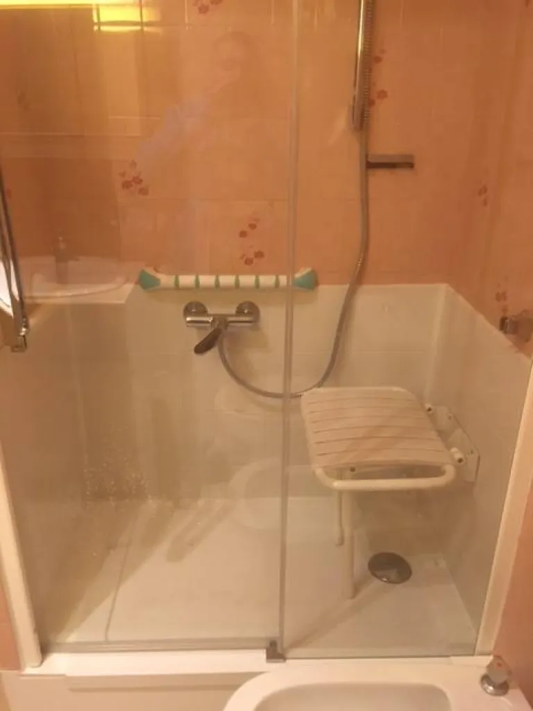 Remplacement d'une baignoire par douche sécurisée pour sénior à Hyères, Var (83)