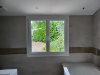 Comparatif fenêtres PVC VEKA : isolation thermique renforcée vs standard à Fayence