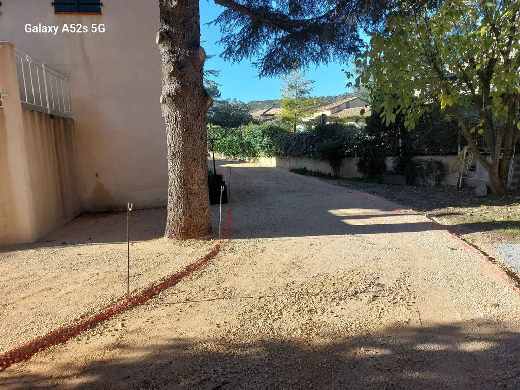 application d'enrobé de bitume noir pour réfection d'un chemin de propriété sur Saint maximin la sainte baume dans ke Var