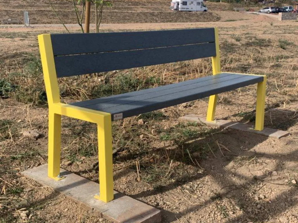 Conception et pose de bancs, chaises de détente, tables de pique nique et jeux pour enfants au Lac de Villerest près de Roanne Loire 42