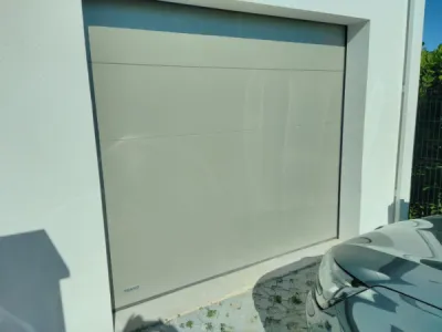 Installation de porte de garage sectionnelle à Gradignan