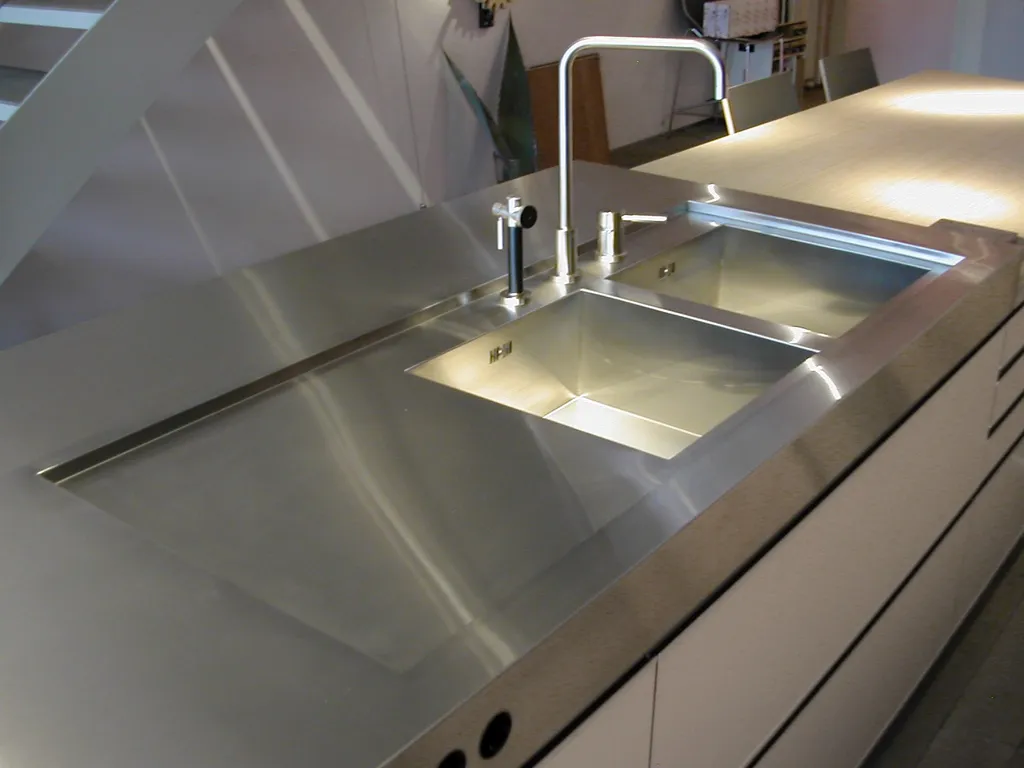 Égouttoir avec double évier inox intégré dans plan de travail inox Paris