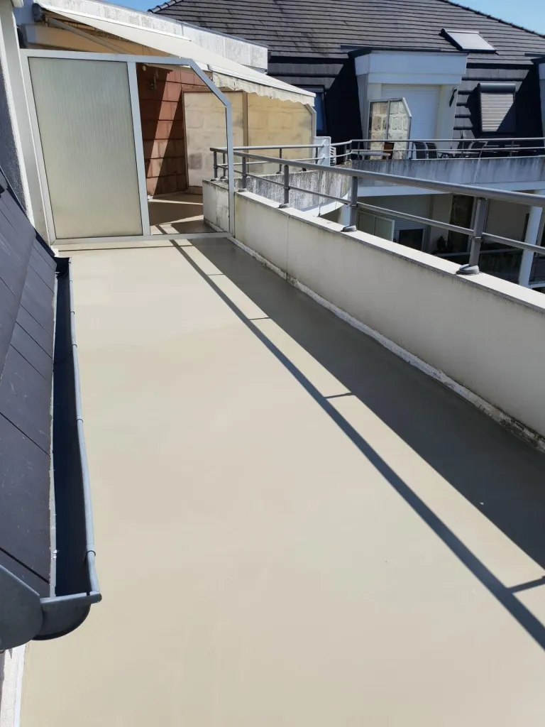 Pose de gazon synthétique avec étanchéité sur terrasse d’appartement pour un sol extérieur durable à Strasbourg