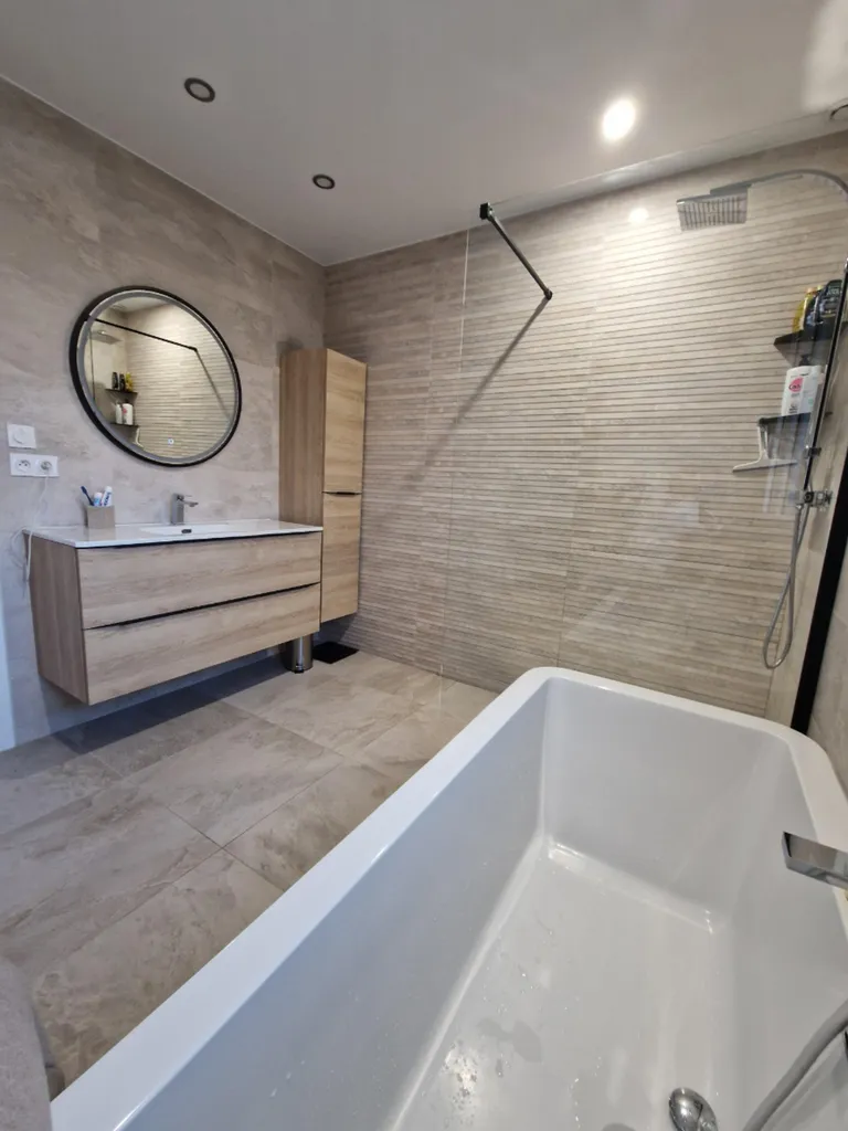 Rénovation complète d’une salle de bain après dégât des eaux avec réparation du plancher à Genay près de Lyon (69)